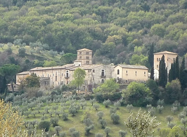 P1100130.jpg - L'UTEAP in visita all'Abbazia di Farfa: panoramica del complesso abbaziale