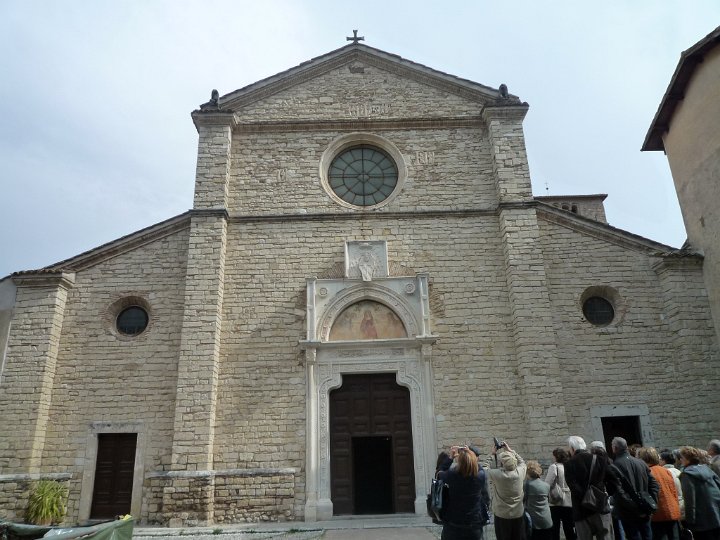 P1100142.jpg - La facciata della Basilica attuale, intitolata a Santa Maria di Farfa