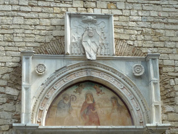 P1100149.jpg - Affresco quattrocentesco sulla lunetta del portale e stemma degli Orsini