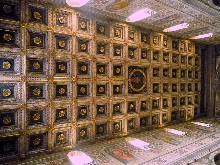 P1100153.jpg - Il soffitto ligneo a cassettoni, con al centro lo stemma degli Orsini