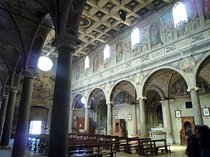 P1100169.jpg - Particolari degli affreschi sopra la navata centrale