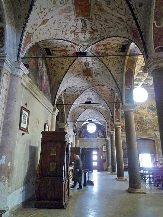 P1100171.jpg - La navata di sinistra della Basilica