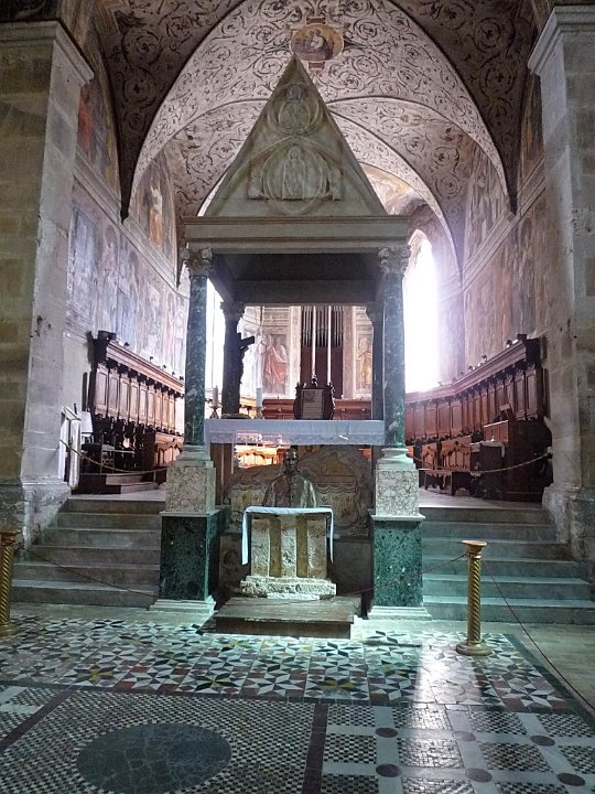 P1100178.jpg - L'Altare Maggiore, con in primo piano il pavimento dell'antica Basilica