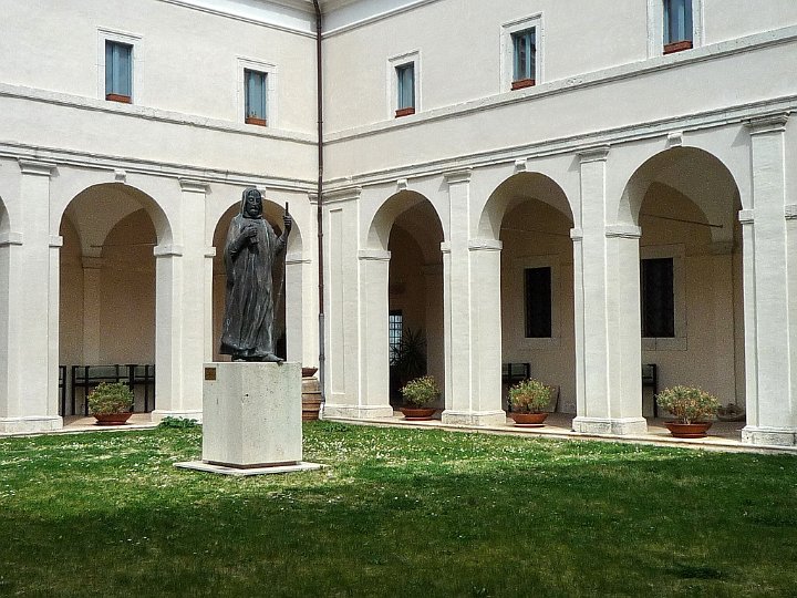 P1100188.JPG - Il Chiostro Grande con la statua di San Benedetto