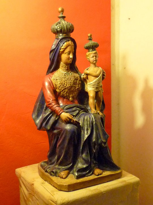 P1100189.jpg - Bella scultura lignea di Madonna con Bambino, posta nell'atrio di ingresso della Sala Schuster