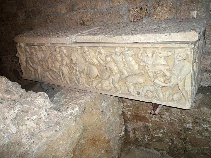 P1100215.JPG - Il sarcofago romano del II° secolo d.C. ritrovato nella cripta del Monastero