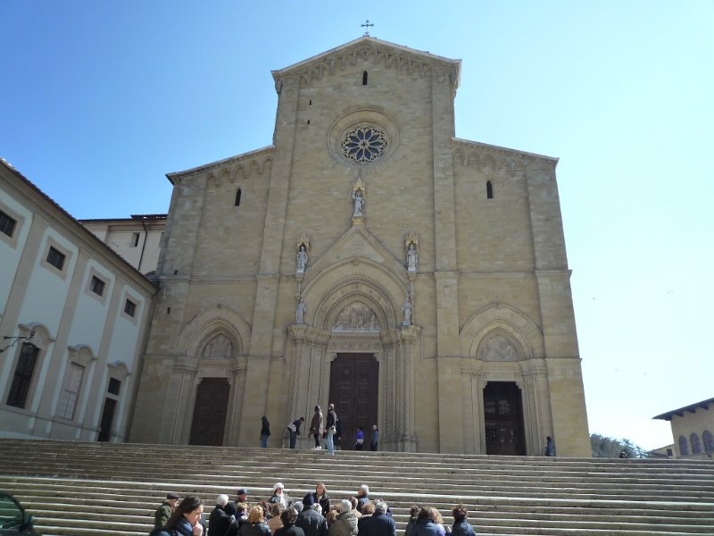 P1090842.JPG - Facciata del Duomo di Arezzo, dedicato a S. Donato, Patrono della città