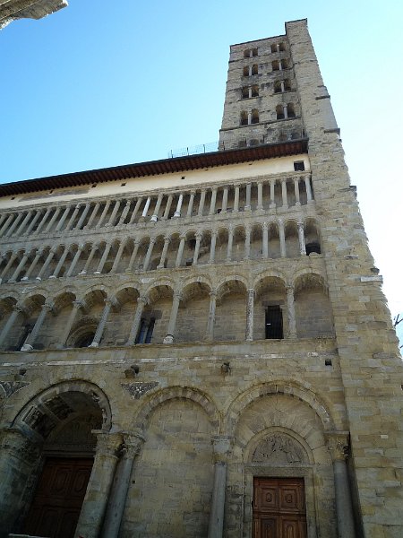 P1090882.jpg - La bellissima facciata di Santa Maria della Pieve, con l'altissimo campanile