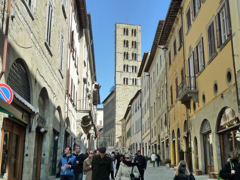 P1090886.jpg - La via principale di Arezzo, Corso Italia