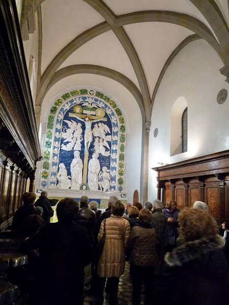 P1090921.jpg - Interno della Cappella, con una enorme terracotta invetriata di Luca Della Robbia