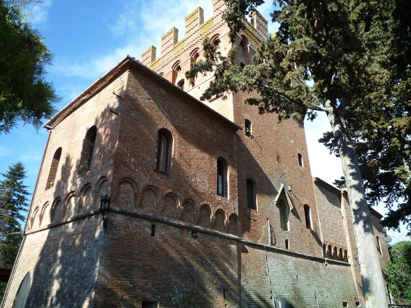 P1090953.JPG - Palazzo medievale in mattoni rossi, con massiccia torre quadrata, porta di ingresso fortificata del monastero
