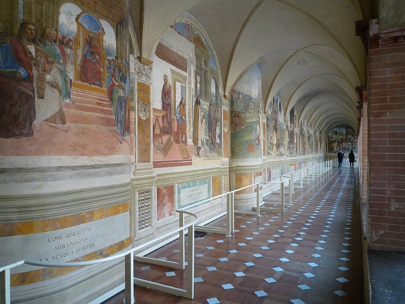 P1090963.jpg - Gli affreschi sono opera di due famosi pittori: Luca Signorelli e Antonio Bazzi detto Il Sodoma