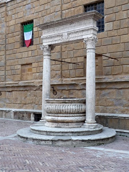 P1100096.jpg - Bel pozzo a fianco di Palazzo Piccolomini