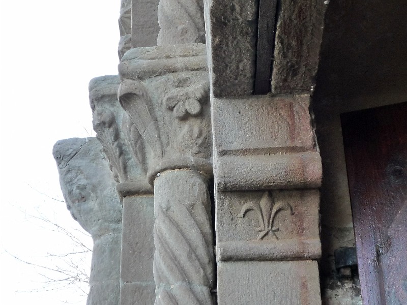 P1100534.jpg - Particolare sulla colonna del portale con stemma Angioino