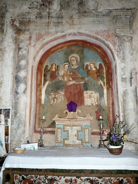 P1100554.jpg - Altare con affresco della Madonna della Misericordia