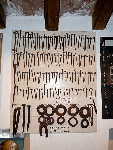 P1100556.jpg - Collezione di antichi chiodi in ferro