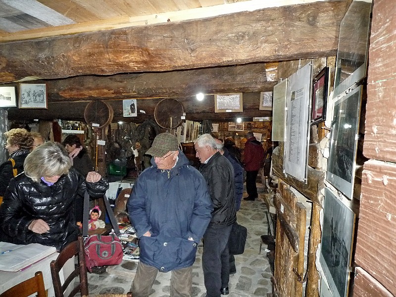 P1100559.jpg - Siamo all'interno della Mostra sui pastori e carbonari della Laga, sempre a San Martino