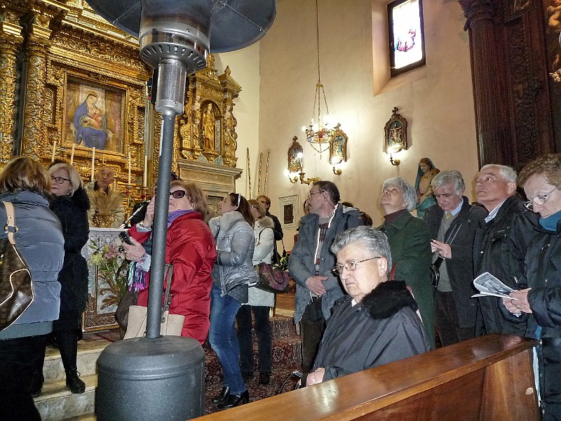 P1100615.jpg - Don Luigi Aquilini è molto attento a farci notare i particolari dell'Altare maggiore