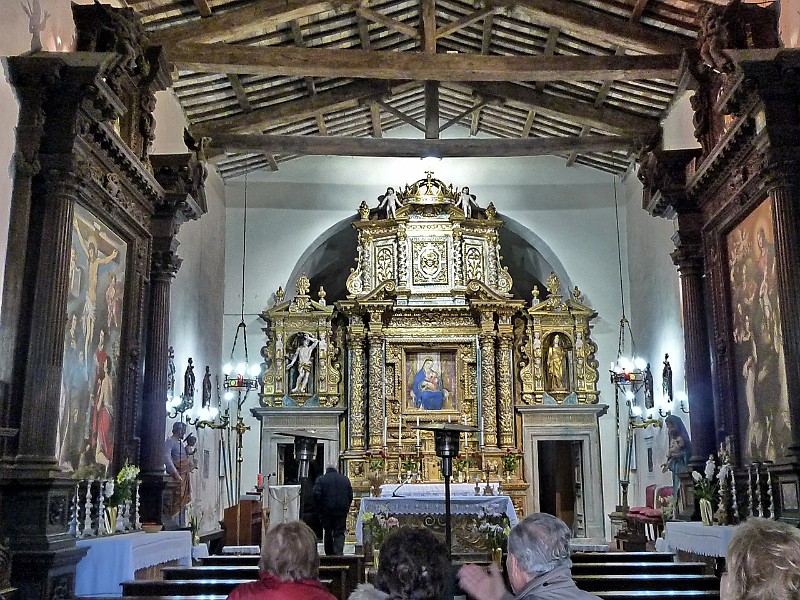 P1100620.jpg - ...ma l'interno è veramente bello ...l'altare maggiore ed i due altari laterali, a sinistra l'olio su tela "Il Calvario", a destra Madonna del Rosario con 15 Misteri su tela