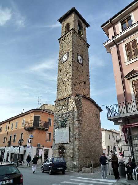 P1100646.jpg - La torre Civica del sec. XIII