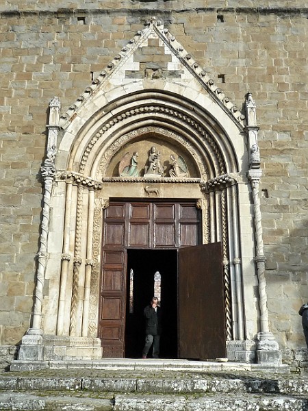 P1100647.jpg - Il bellissimo portale della chiesa di S. Francesco