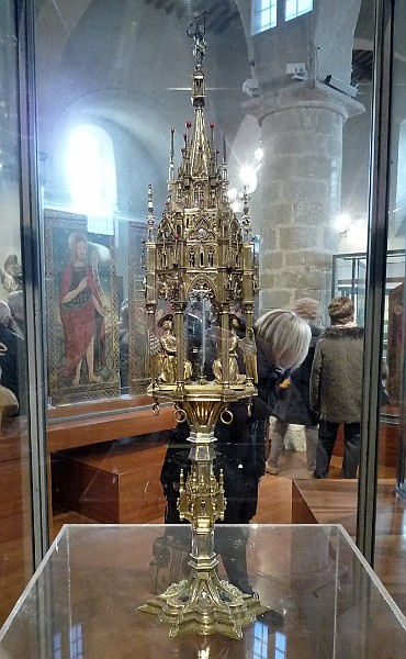 P1100665.jpg - .. ed il bellissimo Reliquiario gotico a forma di tempietto, dell'orafo ascolano Pietro Vannini (1472), ove è custodito il Cammeo della Madonna di Filetta venerato dagli amatriciani