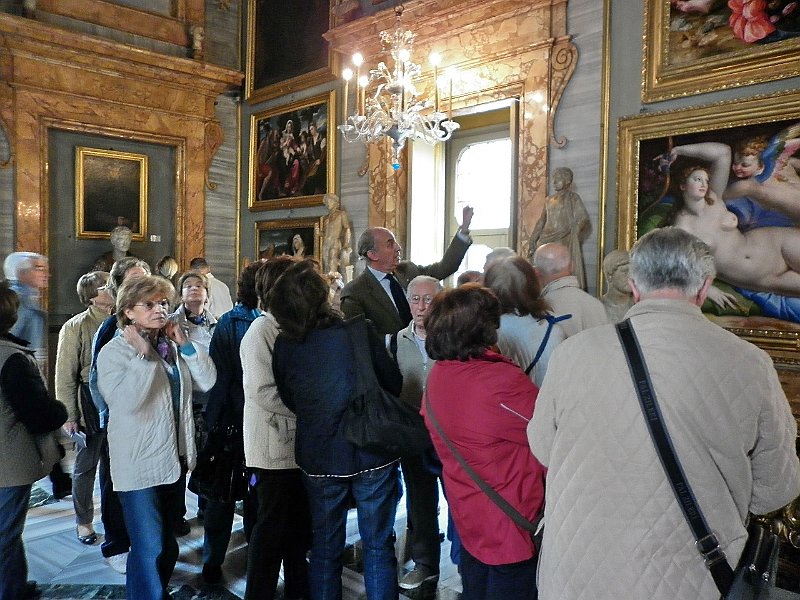 P1000919.JPG - .. nella sala della Colonna, davanti al dipinto del Bronzino con Venere, cupido ed un satiro
