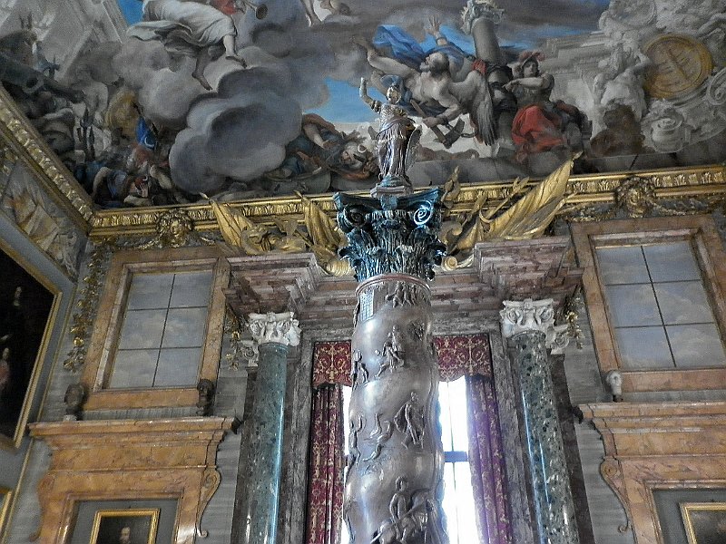 P1000921.JPG - La visita inizia dalla Sala della Colonna Bellica, simbolo della famiglia Colonna... 