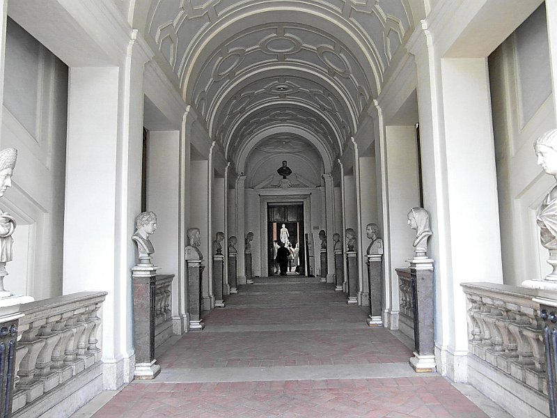 SAM_1970.JPG - L'imponente corridoio di ingresso alle sale della Galleria