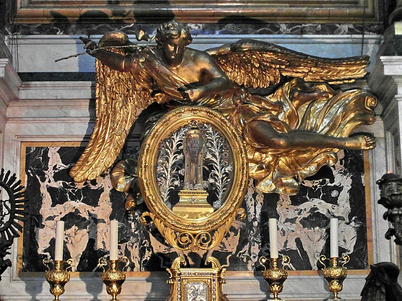 SAM_1993.JPG - La Cappella di San Francesco Saverio, con il Reliquiario che conserva l'avambraccio destro del Santo