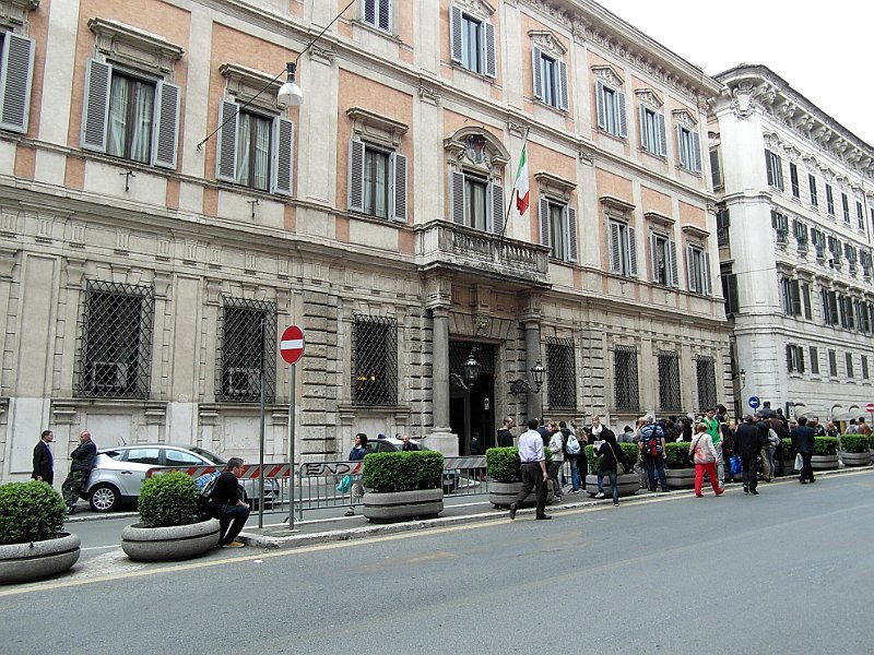 SAM_1994-1.JPG - In giro per Roma passiamo davanti a Palazzo Grazioli... tutti aspettano di vedere.. chi se non Berlusconi?
