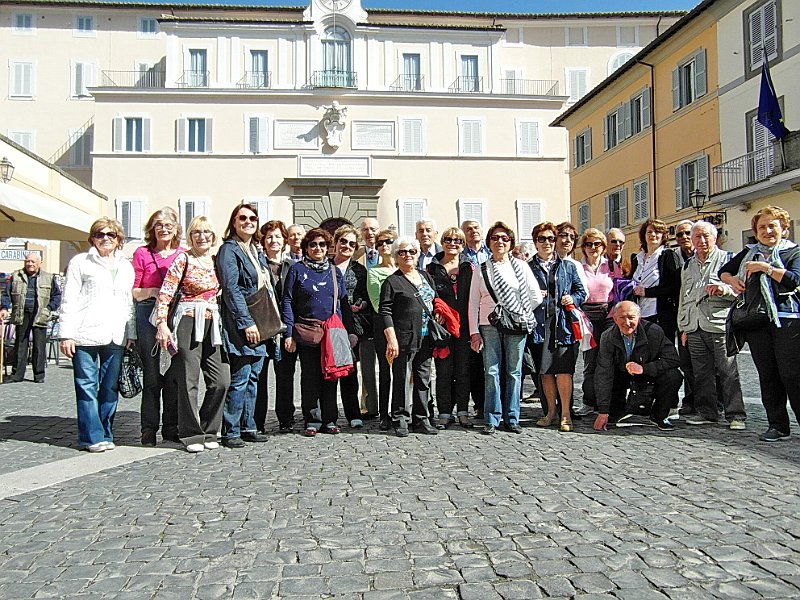 SAM_2010.JPG - Una foto di gruppo davanti al Palazzo Pontificio non poteva mancare