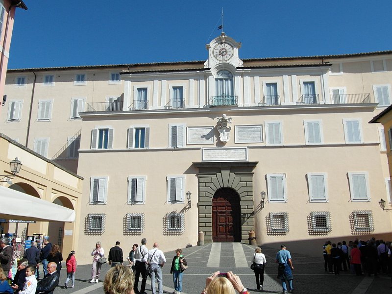 SAM_2011.JPG - La facciata del Palazzo Pontificio, davanti a Piazza della Libertà