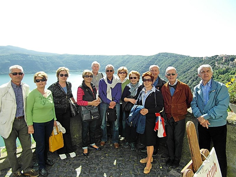 SAM_2014.JPG - ...sul terrazzo che si affaccia sopra il lago di Albano...