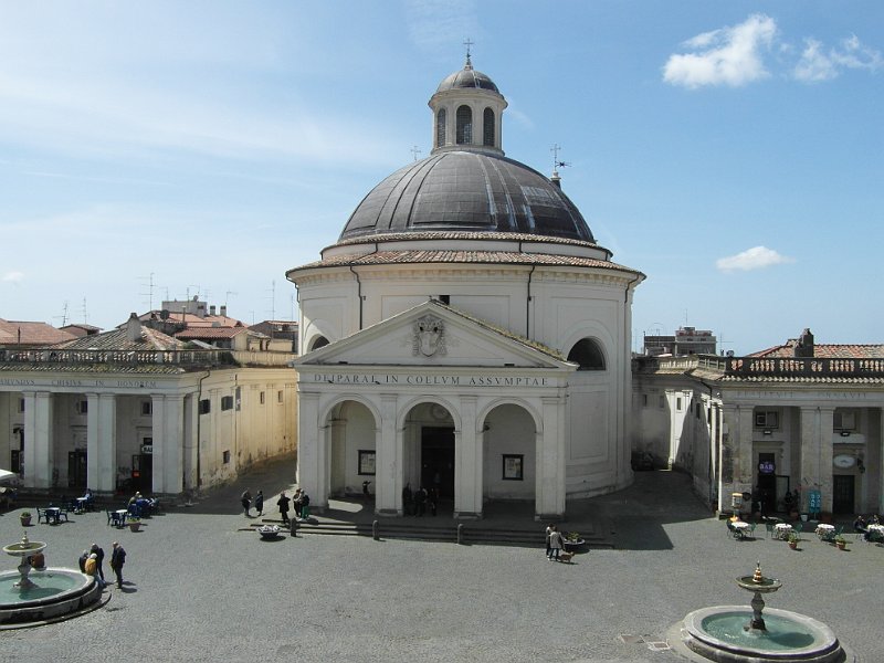 SAM_2060.JPG - La Chiesa dell'Assunta, progettata dal Bernini e voluta da Papa Alessandro VII Chigi