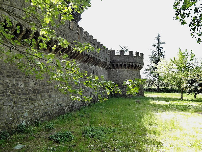 SAM_2068.JPG - Le possenti mura fortificate che circondano l'Abbazia, volute nel 1482 dal cardinale Giuliano della Rovere