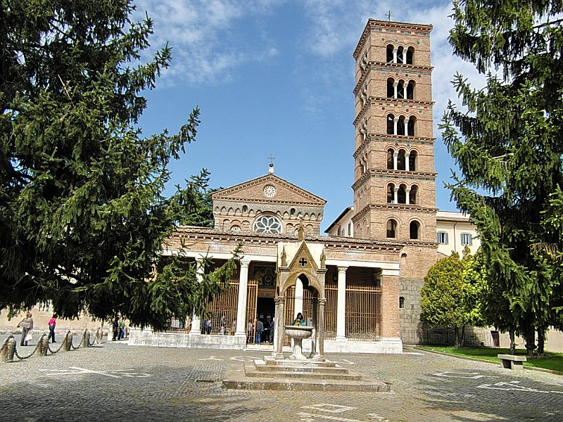 SAM_2072.JPG - Facciata della Basilica di Santa Maria di Grottaferrata (vero nome dell'abbazia), con il bellissimo campanile