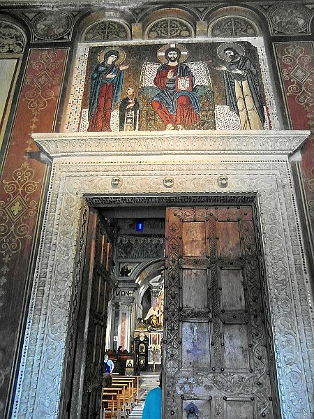 SAM_2076.JPG - La porta di ingresso, detta "speciosa" per le ricche decorazioni degli stipiti e con mosaico dell'XI secolo