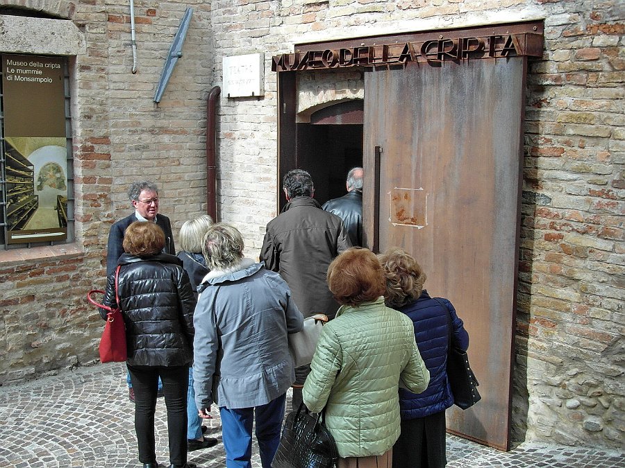 SAM_9617.jpg - L'ingresso al Museo delle Mummie, ci fa da guida l'Arch. Valerio Borzacchini ...