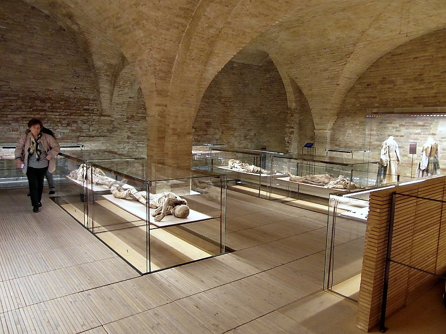 SAM_9629.jpg - ... la sala principale della cripta con le mummie meglio conservate e altri oggetti ritrovati negli scavi ...