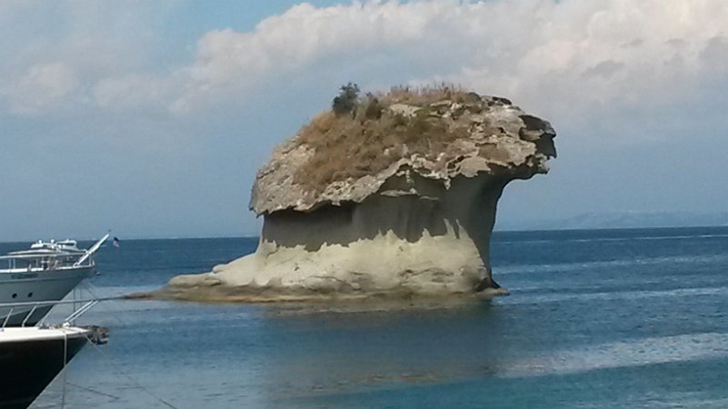 20150628_150350.jpg - Il "Fungo" di Lacco Ameno, una roccia staccatasi molti secoli or sono dal Monte Epomeo