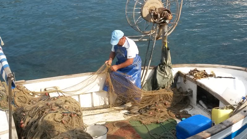 20150709_085116.jpg - Sul porto un pescatore ripara le sue reti