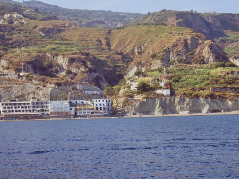 Maronti_5732.jpg - La spiaggia di Maronti, dove la sabbia è talmente calda, per effetto delle fumarole, che ci si possono cuocere uova, patate, ecc.