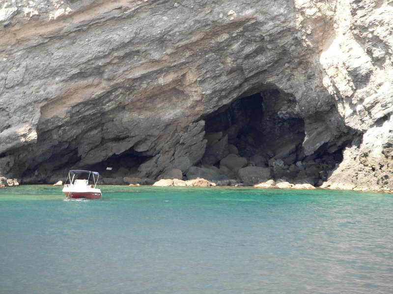 SAM_7524.jpg - Lungo la costa si susseguono grotte e piccole baie con acqua cristallina