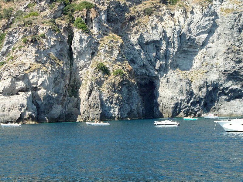SAM_7525.jpg - Lungo la costa si susseguono grotte e piccole baie con acqua cristallina