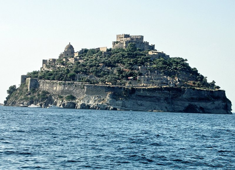 SAM_7558.jpg - L'isolotto davanti a Ischia Porto con il famoso Castello Aragonese