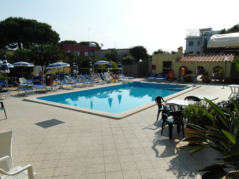 SAM_7611.jpg - La piscina esterna, con acqua a temperatura ambiente