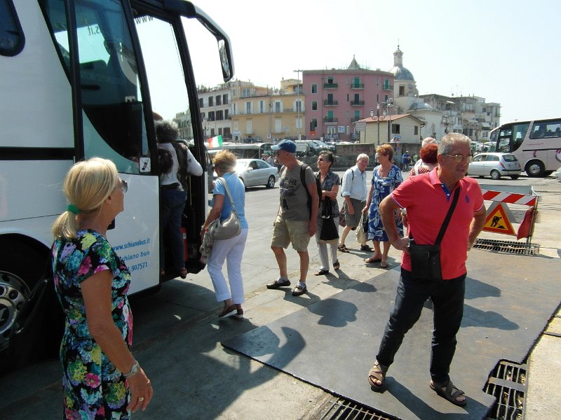 SAM_7626.jpg - A Pozzuoli ci attende il bus che ci porterà in Ascoli