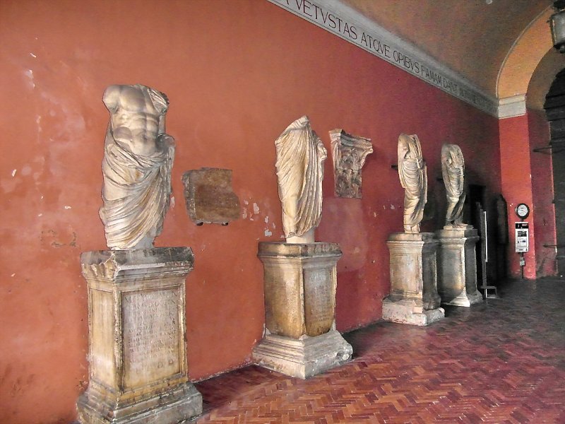 SAM_3539.jpg - ... a causa delle statue presenti nel Lapidarium (atrio di ingresso del Comune) ...