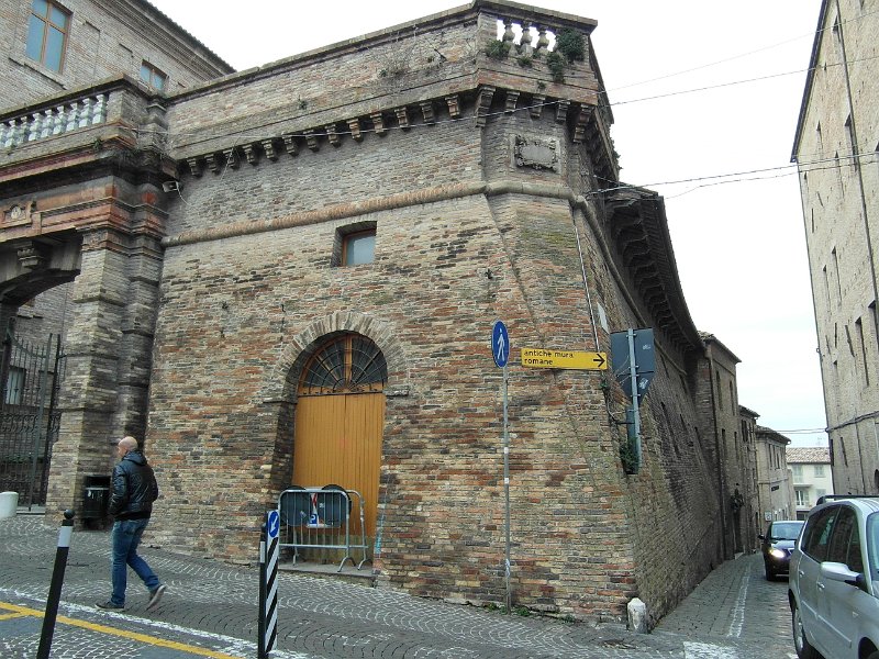 SAM_3545.jpg - Nel percorso verso il Duomo passiamo lungo le antiche mura romane